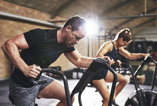 Какие ошибки чаще всего допускают новички при выполнении низкоударных кардио-упражнений. Что важно знать о кардиотренировках?