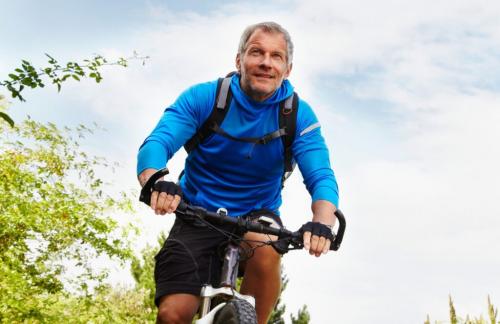 Какие виды спорта наиболее безопасны и эффективны для людей старше 50 лет. Плавание, велосипед