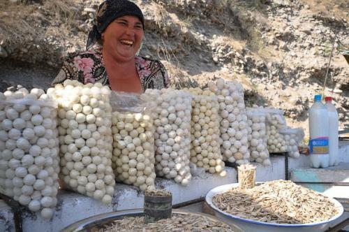 Как делают Курт подмышками. Курт - круглый и соленый или узбекская рафаэлло