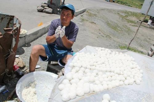 Как делают Курт подмышками. Курт - круглый и соленый или узбекская рафаэлло