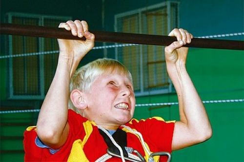 Дети на турнике. В каком возрасте можно научить ребёнка подтягиваться на перекладине
