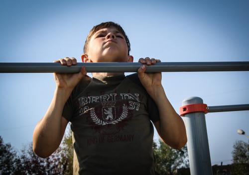 Упражнения на турнике для детей. Поэтапное обучение