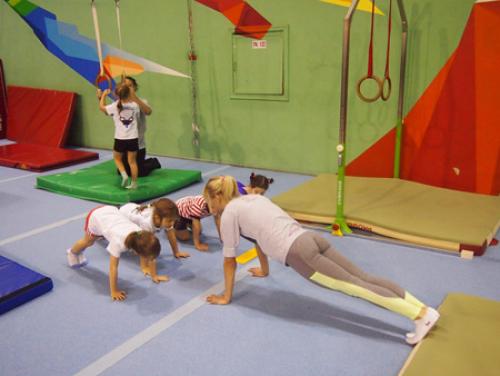 Как научить ребенка подтягиваться. Научиться подтягиваться с нуля: комплекс упражнений