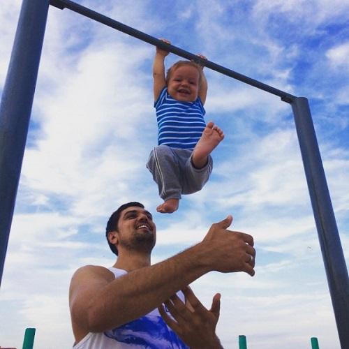 Дети на турнике. В каком возрасте можно научить ребёнка подтягиваться на перекладине