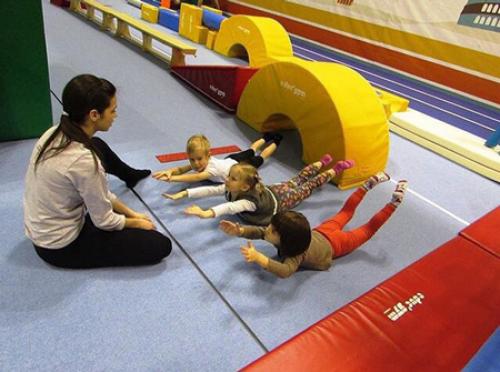 Как научить ребенка подтягиваться. Научиться подтягиваться с нуля: комплекс упражнений