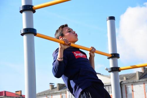 Упражнения на турнике для детей. Поэтапное обучение