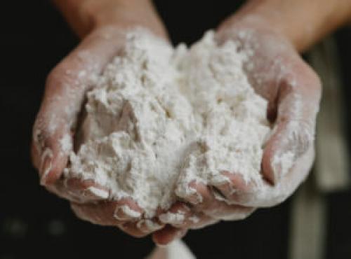 В чём разница между кукурузной мукой и пшеничной мукой с точки зрения полезности. Другие сорта