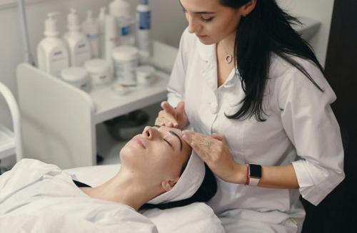 Существуют ли эффективные альтернативы Ботоксу и филлерам для омоложения лица. Пытаемся предотвратить появление морщин и сравниваем разные способы их коррекции