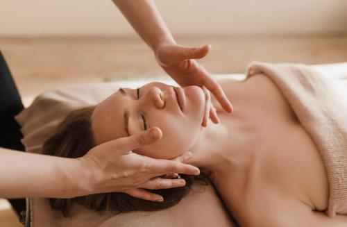 Существуют ли эффективные альтернативы Ботоксу и филлерам для омоложения лица. Пытаемся предотвратить появление морщин и сравниваем разные способы их коррекции