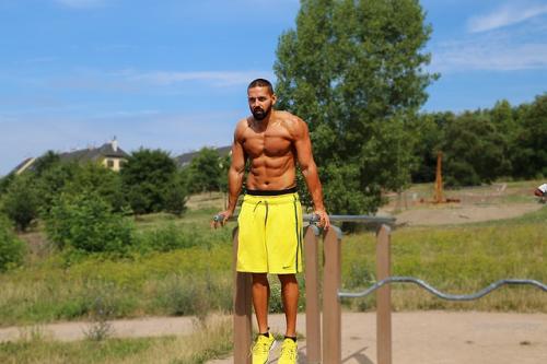 Программа тренировок на турнике и брусьях на массу. Убойные тренировки на турнике и брусьях – результат не заставит ждать!