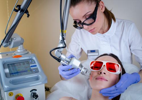 Можно ли использовать косметику для устранения морщин над верхней губой. Методы борьбы