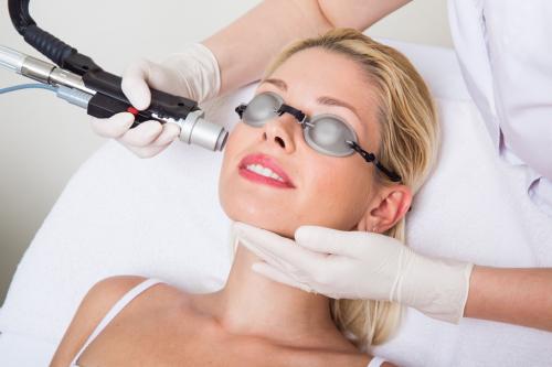 Можно ли наносить кремы и лосьоны на обработанную область после лазерной эпиляции. Как ухаживать за кожей между сеансами лазерной эпиляции?