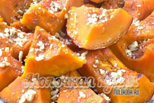 Тыква в духовке с сахаром и сливочным маслом. 