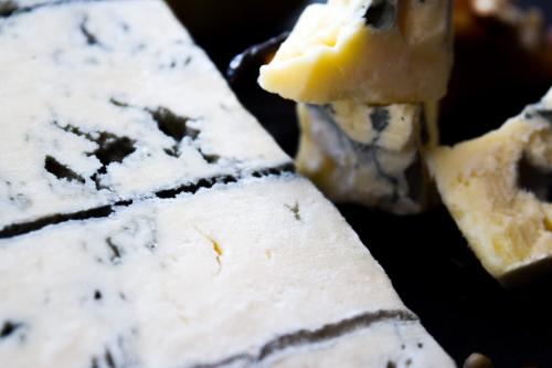 Какие основные различия между голубым сыром и Горгонзолой. Сыры с голубой плесенью