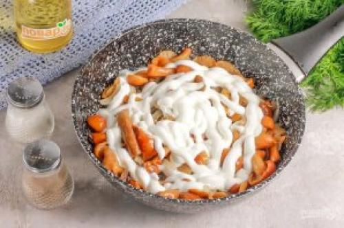 Как приготовить опята в сметанном соусе. Опята в сметане